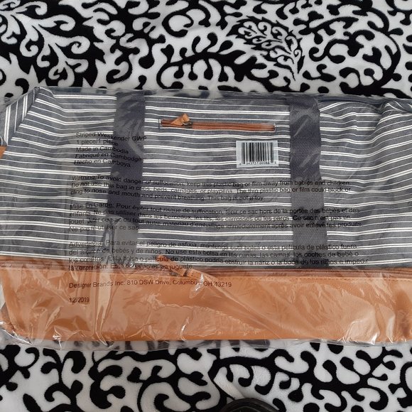 New Tote with Special Shoe Compartment - Picture 4 of 9